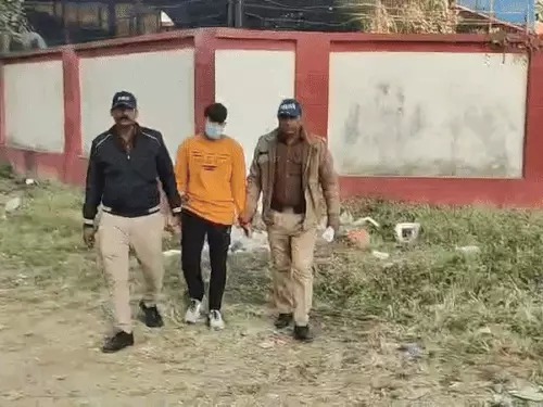 जैकेट में छिपाई थी नकल की पर्ची, 4 लाख रुपये देकर पास कराने का किया दावा