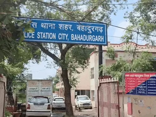 ढाबे में शराब परोसने का गैरकानूनी ठिकाना पकड़ा गया